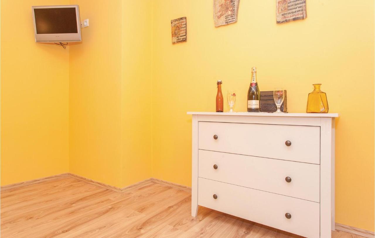 Gorgeous Apartment In Omisalj With Kitchen ภายนอก รูปภาพ